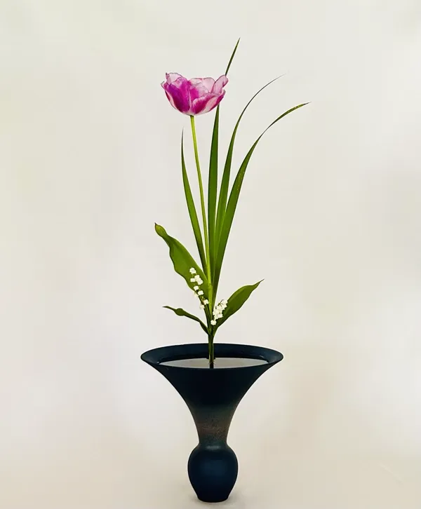 Shoka Shinputai arrangement with a tulip in a dark vase