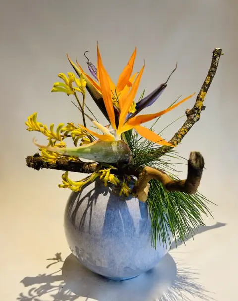 Jiyuka Ikebana arrangement by Valerie Fontanier, August 2025