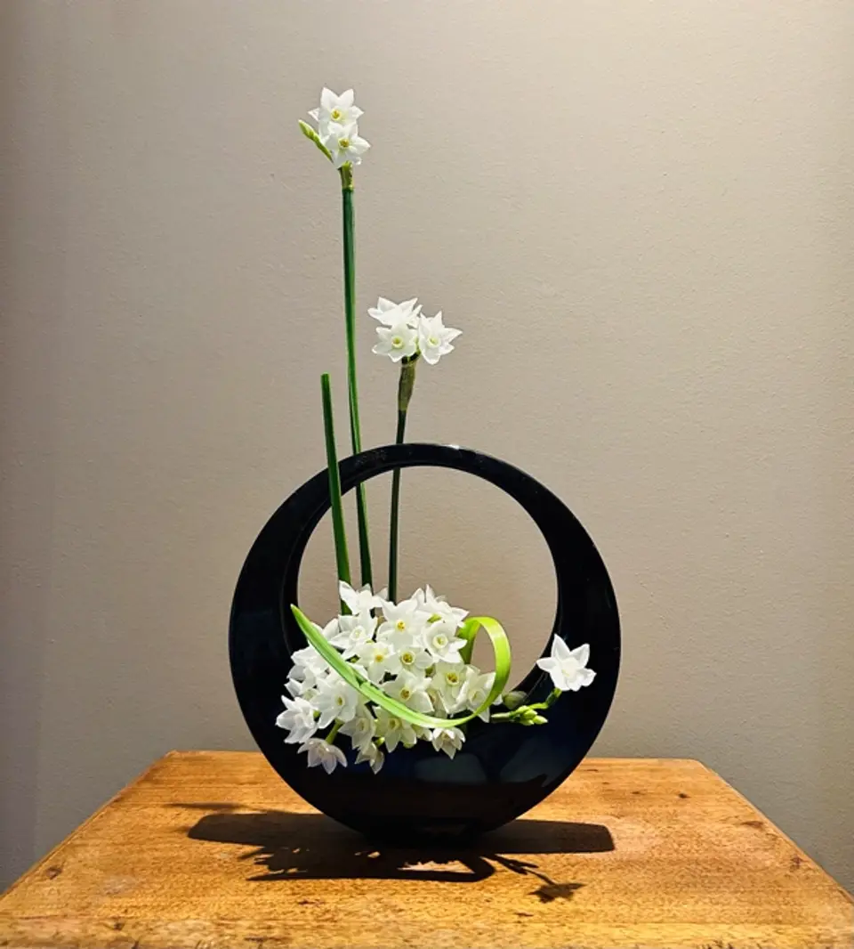 Jiyuka Ikebana arrangement by Valerie Fontanier, June 2025
