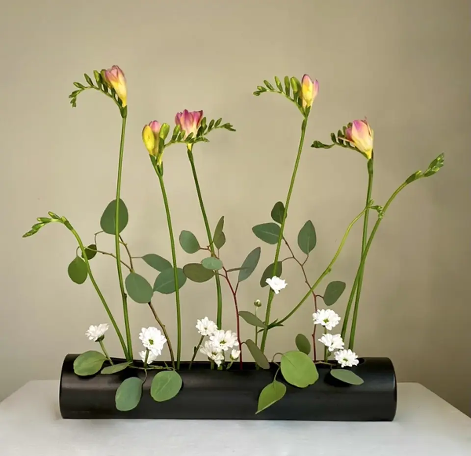 Jiyuka Ikebana arrangement by Valerie Fontanier, May 2025