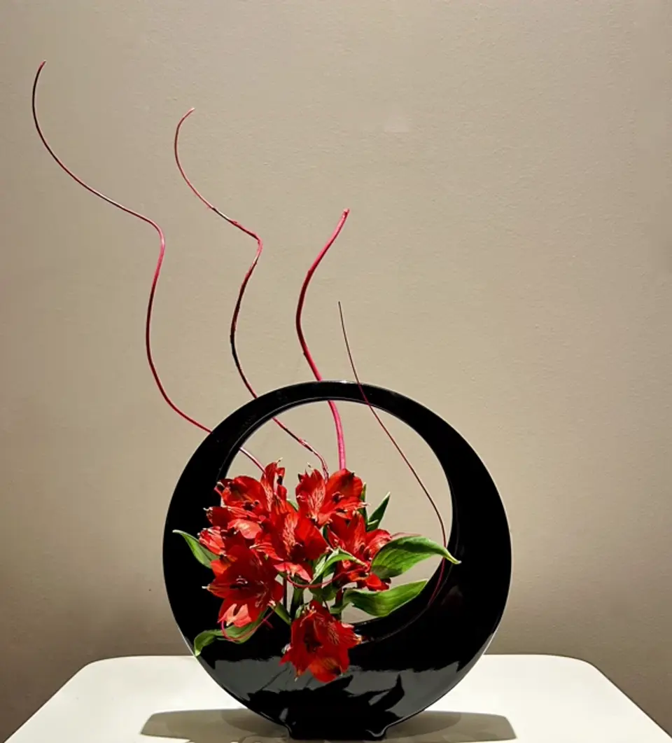 Jiyuka Ikebana arrangement by Valerie Fontanier, November 2024
