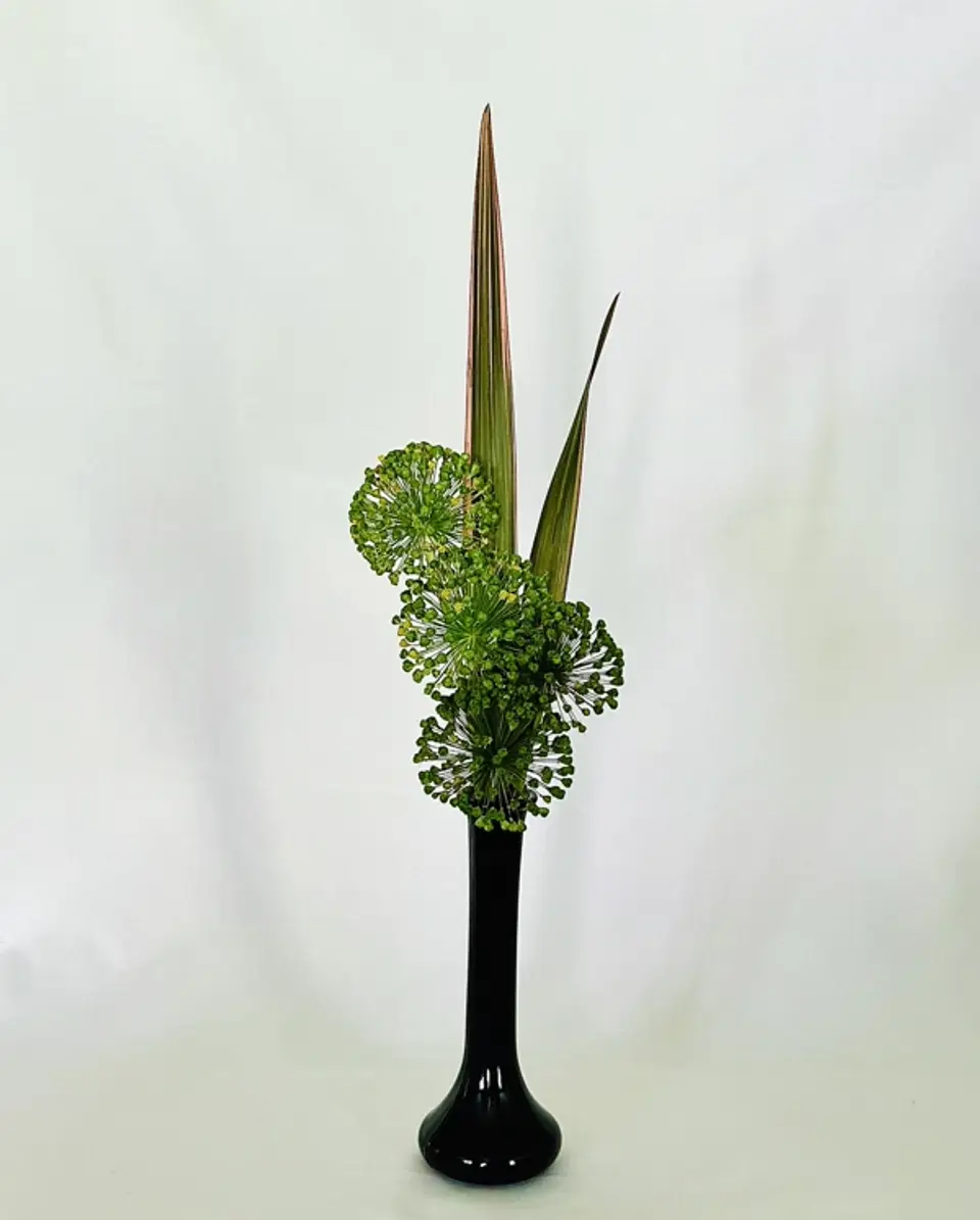 Nageire Ikebana arrangement by Valerie Fontanier, October 2025