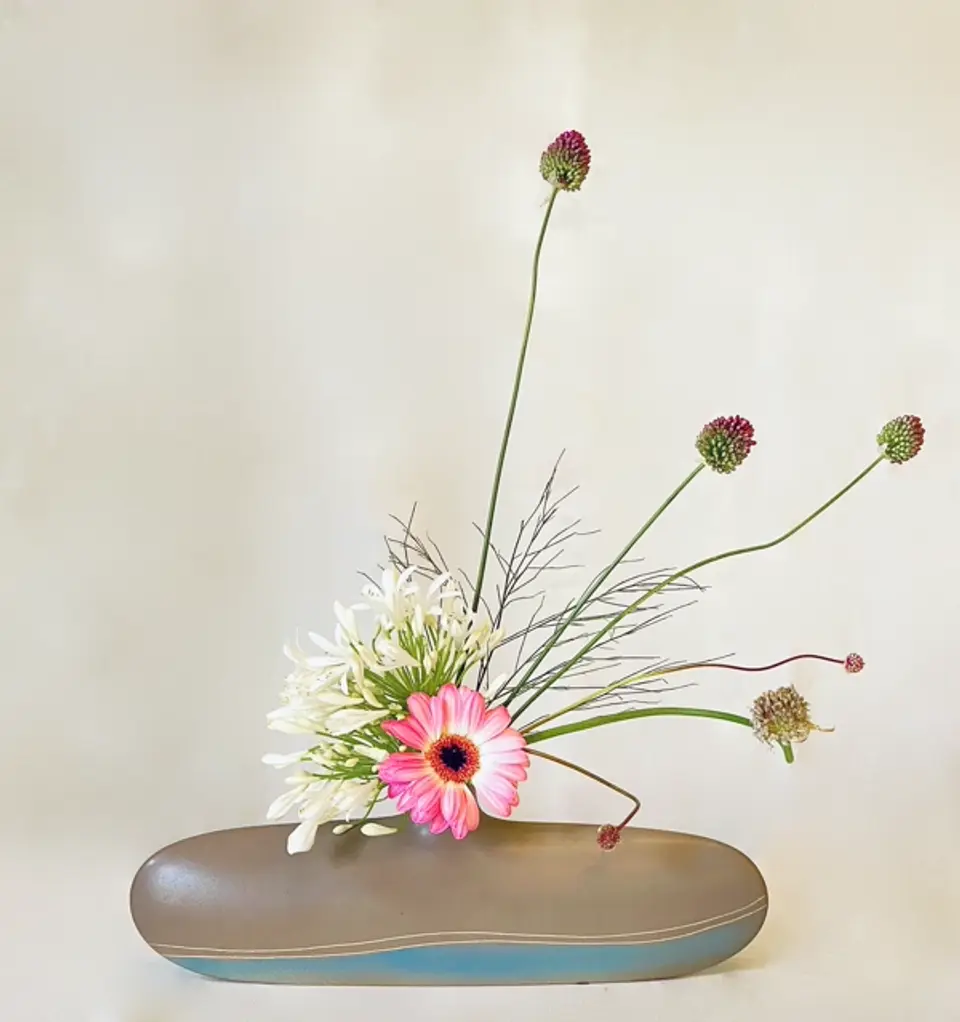 Nageire Ikebana arrangement by Valerie Fontanier, April 2025
